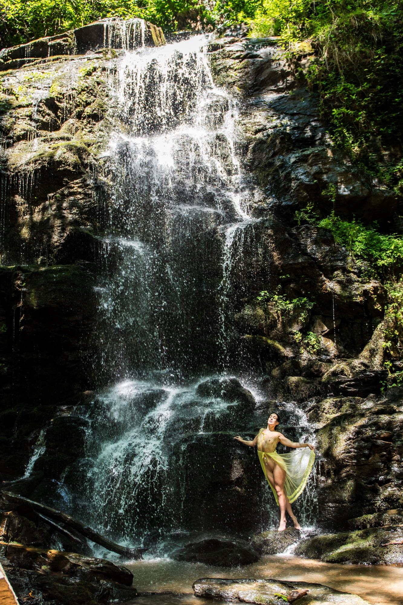 At The Falls - Jefferson & Izzy Diaz Image 2